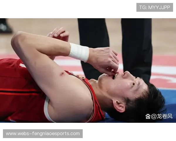 周琦萨林杰赛前卡位练习，眼神交锋引关注