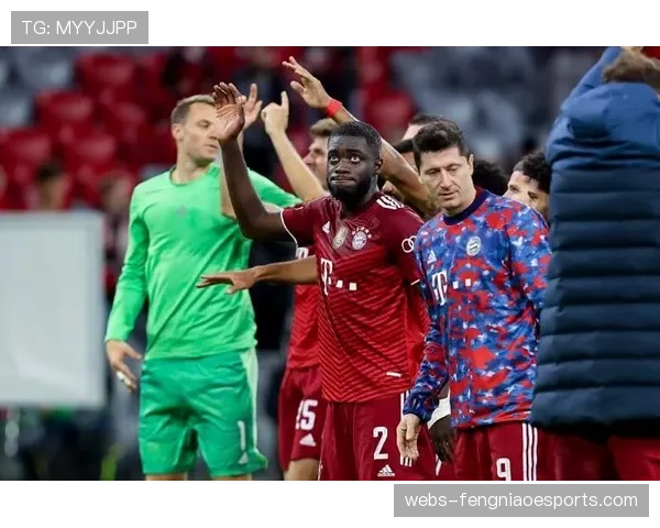 “拜仁训练课重点演练边路传中，格纳布里恢复合练有望复出”